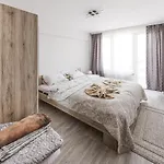 Next To Gondola. Cosy & Elegant 2 Bedroom In Neon Complex Apartman