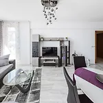 Next To Gondola. Cosy & Elegant 2 Bedroom In Neon Complex Banszko