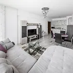 Next To Gondola. Cosy & Elegant 2 Bedroom In Neon Complex *
