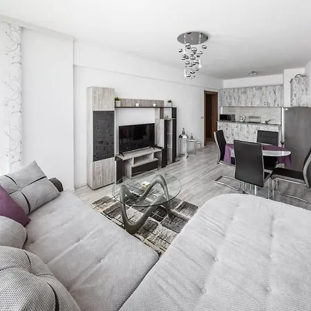 Next To Gondola. Cosy & Elegant 2 Bedroom In Neon Complex *