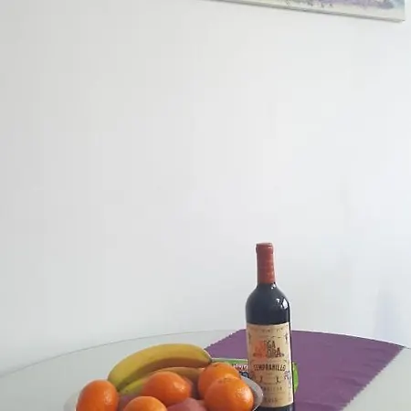 Next To Gondola. Cosy & Elegant 2 Bedroom In Neon Complex דירה