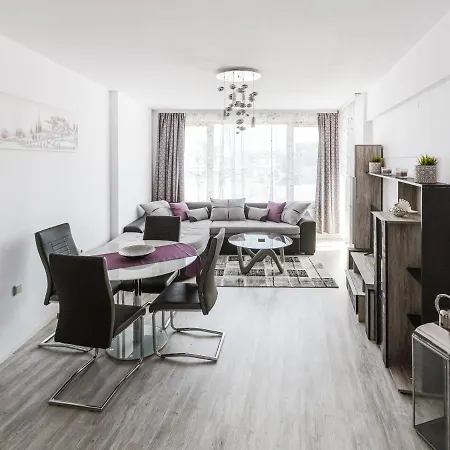 Next To Gondola. Cosy & Elegant 2 Bedroom In Neon Complex דירה