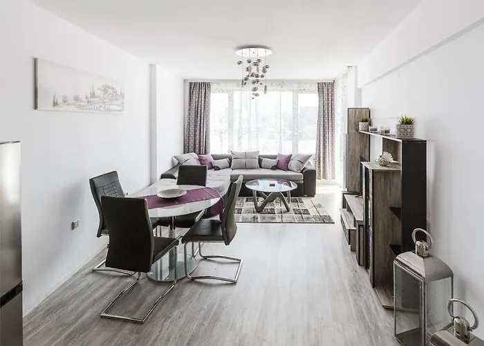 Next To Gondola. Cosy & Elegant 2 Bedroom In Neon Complex Apartment